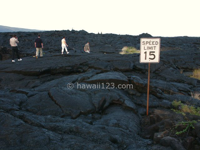 ハワイ島で溶岩流に埋まった制限速度15マイルの標識