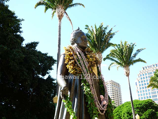 ハワイ州会議事堂にあるリリウオカラニ女王像