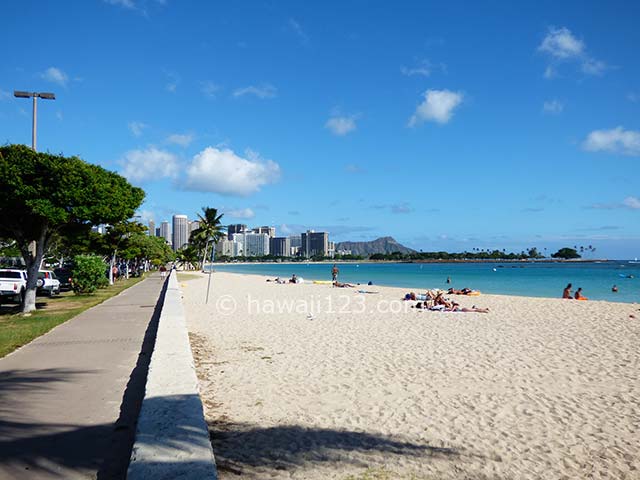 アラモアナビーチ沿いの遊歩道