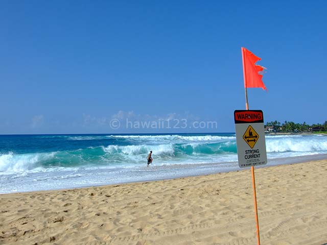 マカハビーチに立つストロングカレント注意のサイン