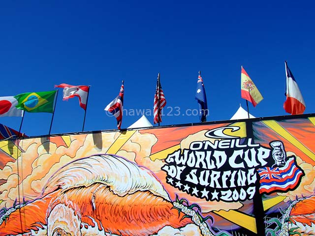 サンセットビーチで開催されるサーフィンの国際大会