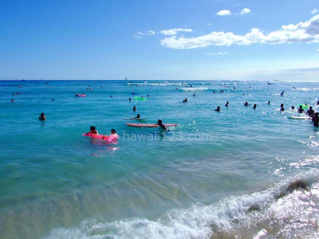 ワイキキビーチの青い海