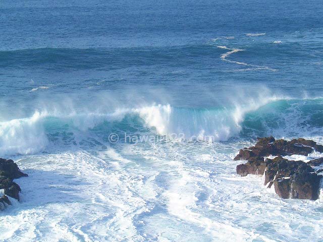 高波が次々に押し寄せる冬のワイメアビーチ