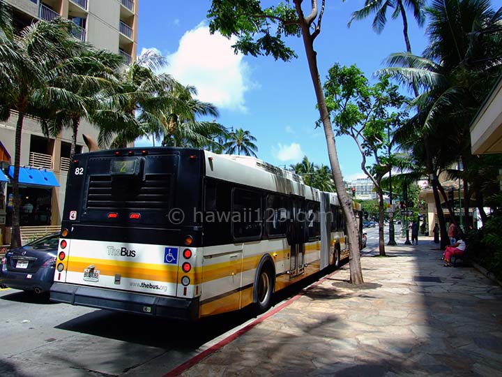 バス停に停車中のハワイのバス
