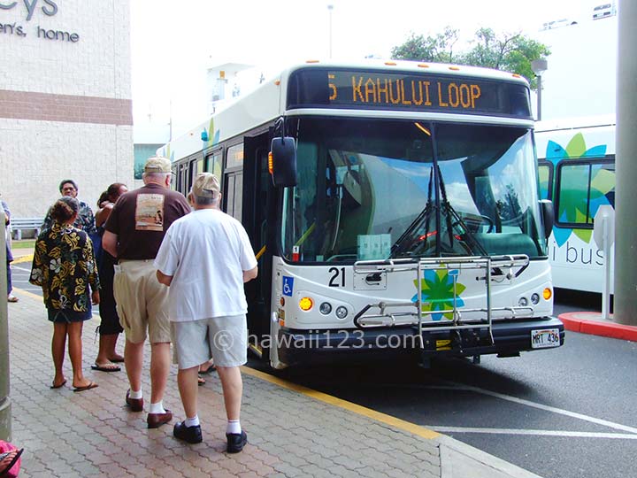 マウイ島カアフマヌセンターでバスに乗る人々