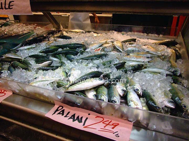 ハワイのマーケットで売られている新鮮な魚