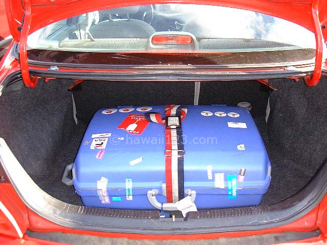 標準的な大きさのスーツケースをコンパクトクラスのレンタカーのトランクに積んだところ