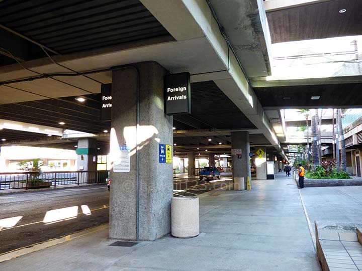 ホノルル空港国際線到着出口前の道路と歩道