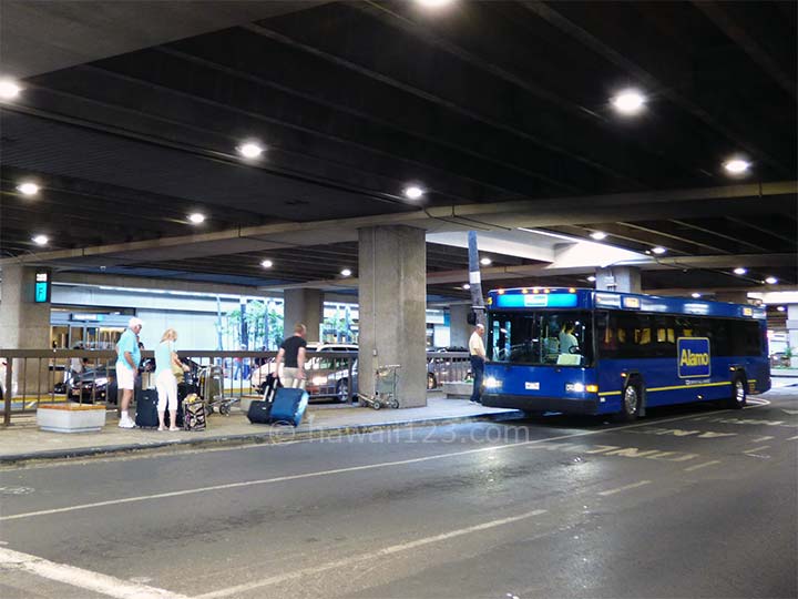 レンタカーシャトル乗り場に到着したアラモレンタカーのシャトルバス