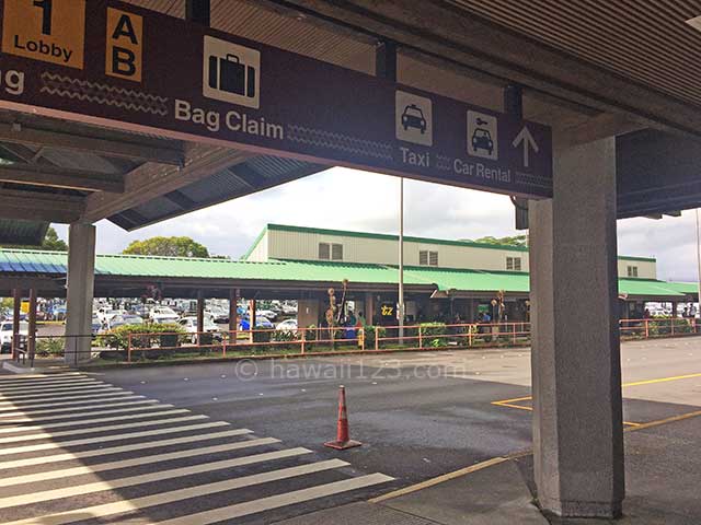 ハワイ島ヒロ空港ターミナル前の横断歩道とレンタカー会社の建物