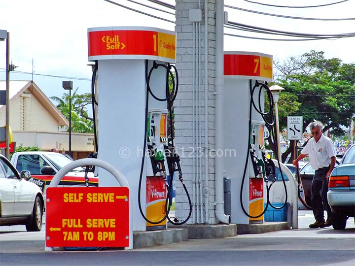 ハワイのガソリンスタンドのセルフサービスレーン