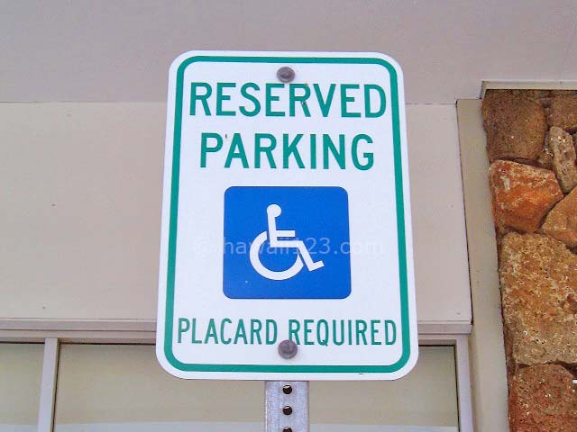 駐車場の障害者スペースを表す標識
