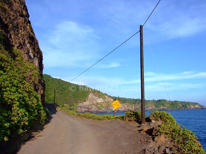 キパフル周辺のガードレールのない崖の上の道路
