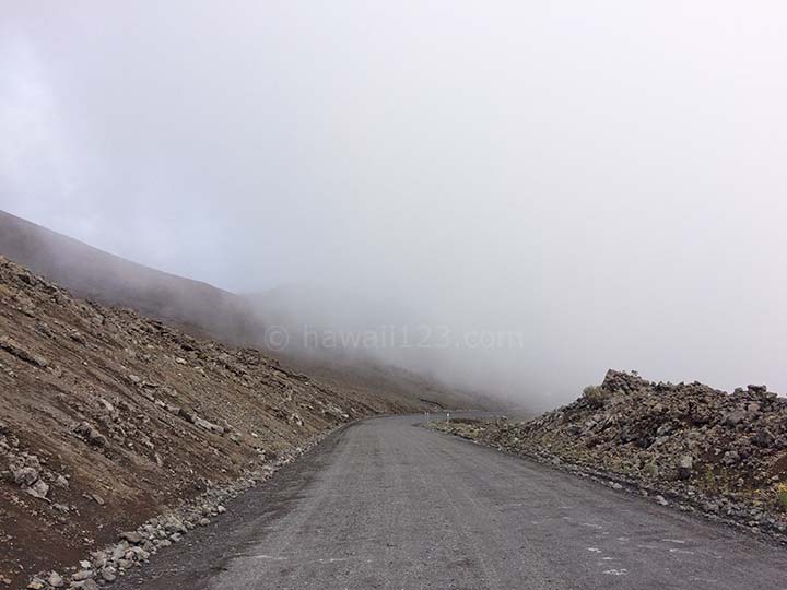 雲に覆われたマウナケア山頂への道路