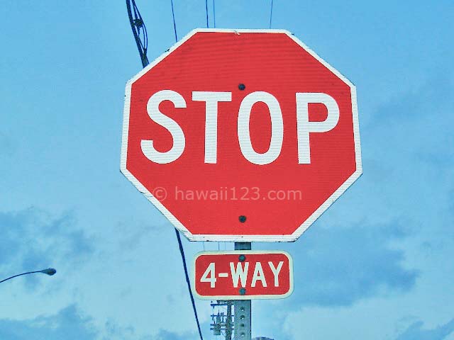 STOPプラス4WAYの道路標識