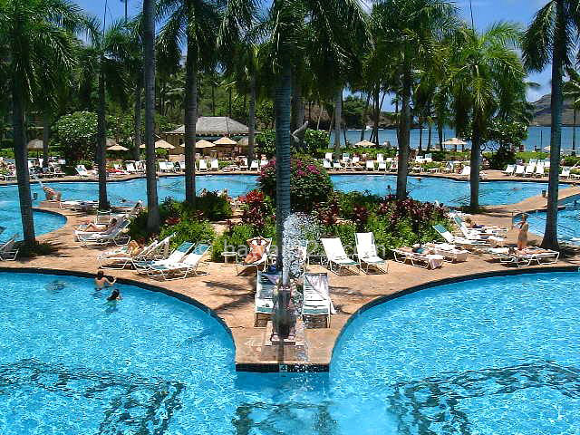 カウアイ島のリゾートホテルのプール