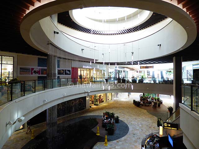 近代的なインターナショナルマーケットプレイスの店内風景