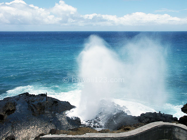 ハロナ潮吹き岩で噴水のように吹き上がる海水