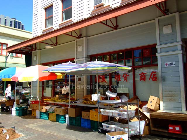 チャイナタウンの歩道で商売するお店