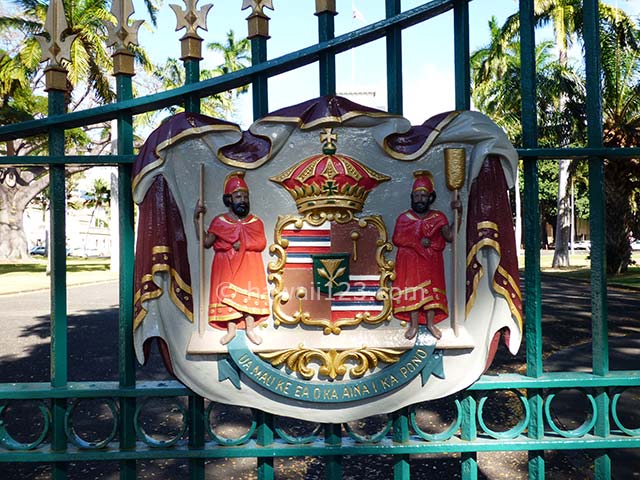 イオラニ宮殿の門扉に付けられたハワイ王家の紋章