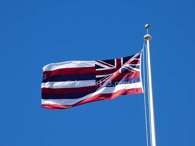 イオラニ宮殿の屋根の上ではためくハワイ州旗