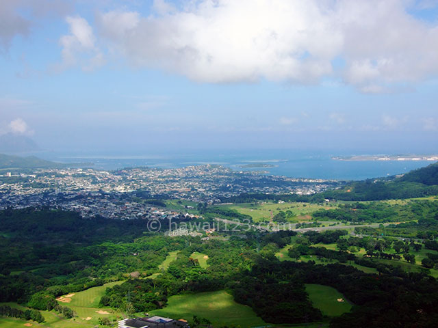 ヌアヌパリ展望台からのカネオヘ方面の絶景