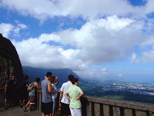 ヌアヌパリ展望台に押し寄せる雲