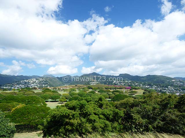 緑が美しいパンチボウル(国立太平洋記念墓地)