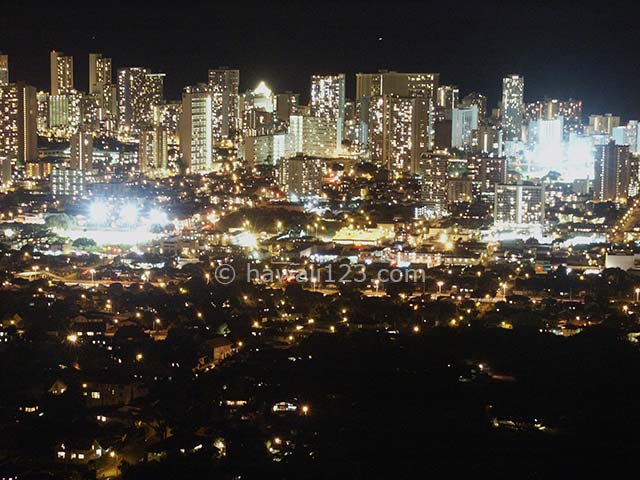 タンタラスから見たワイキキ中心部の夜景