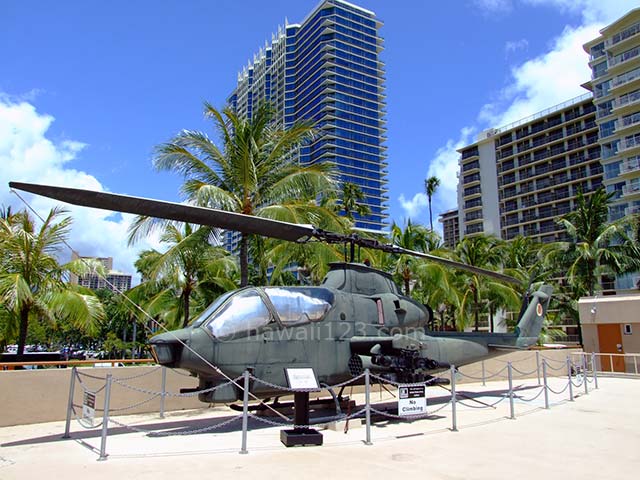 アメリカ陸軍戦闘ヘリコプターとトランプホテル