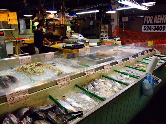 マウナケアマーケットプレイスの魚屋の店頭