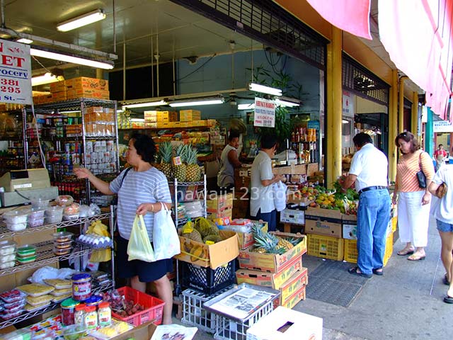 オアフマーケットで買い物する人々