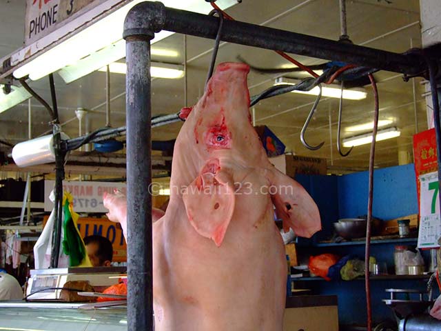 オアフマーケットで売られている豚