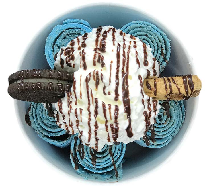 「ブルーバブルクリーマリー」のアイスクリームロール