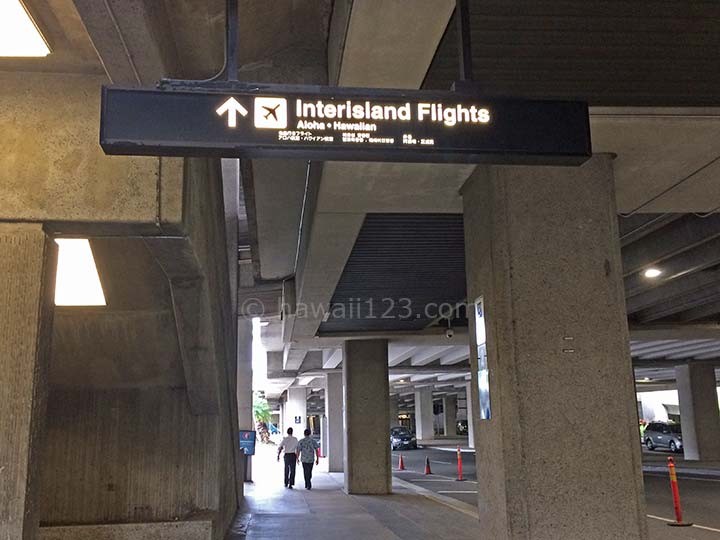 ホノルル空港国際線到着出口前の案内サイン