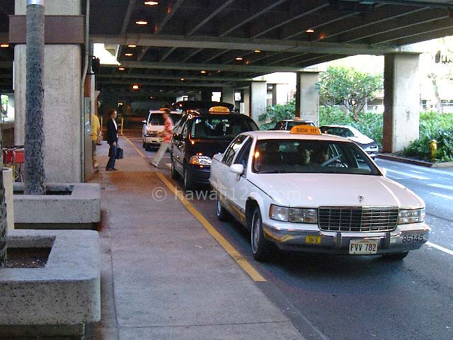 ホノルル空港国際線到着出口前のタクシー乗り場