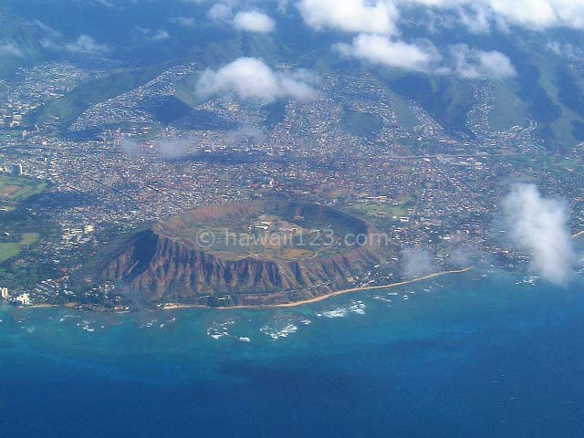 ハワイアン航空の機内から見たダイヤモンドヘッド