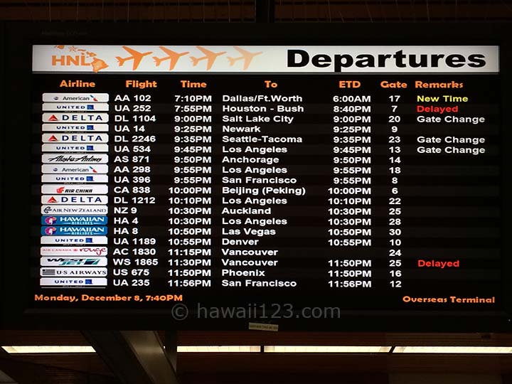 ホノルル空港の出発フライトの案内表示