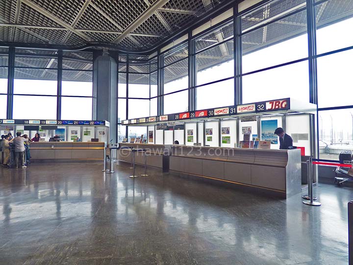 成田空港の旅行会社カウンター